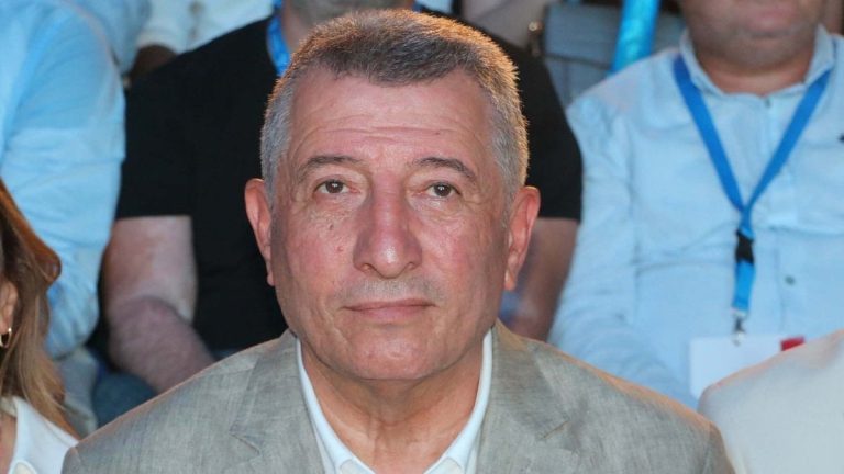 İzmir’de Güzelbahçe Belediyesi’ne operasyonda 5 kişi gözaltına alındı